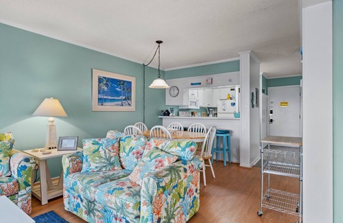 Morehead City Condominio | ¡Nuevo listado! ¡Vistas perfectas a la piscina y pasos a la playa!