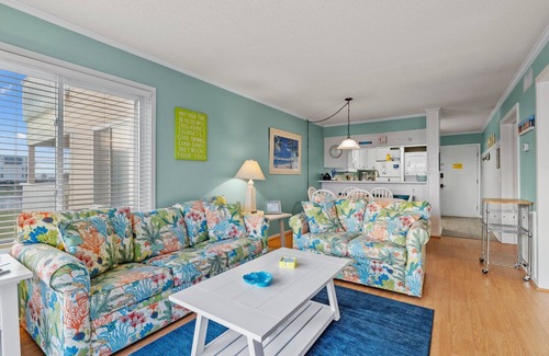 Morehead City Condominio | ¡Nuevo listado! ¡Vistas perfectas a la piscina y pasos a la playa!