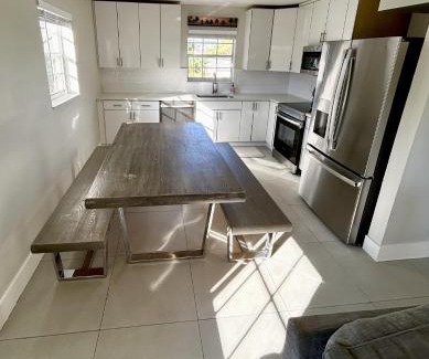 West Palm Beach Apartamento | Perfect remote work spot! Close to everything!