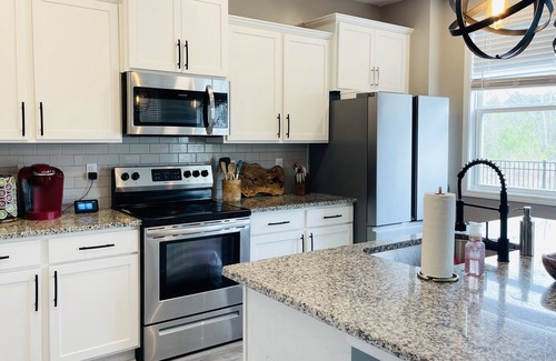 Belville Casa | Perfect Retreat for Two: Hot Tub, Firepit, Total Privacy, Near Beaches, Downtown