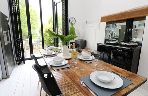 Ryde Casa | Perfect Retreat in Luxury & Historical Manor House