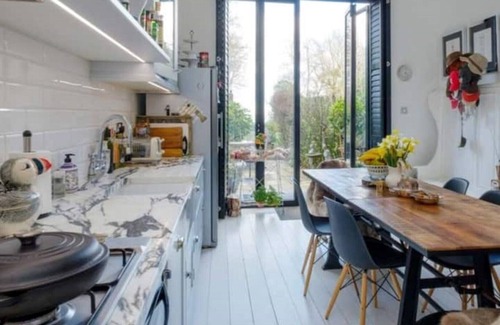 Ryde Casa | Perfect Retreat in Luxury & Historical Manor House