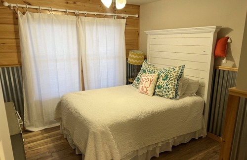 Van Buren Casa | Perfect riverfront Eclipse Cabin with 3 minutes and 51 seconds of totality.