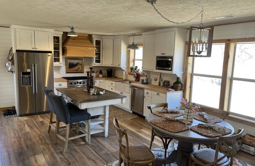 Van Buren Casa | Perfect riverfront Eclipse Cabin with 3 minutes and 51 seconds of totality.