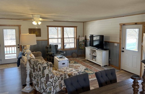 Van Buren Casa | Perfect riverfront Eclipse Cabin with 3 minutes and 51 seconds of totality.