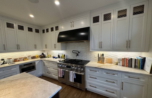 Shorewood Casa | Perfect Spacious RNC Rental. Rare 1st Fl. Master & Guest both w/ Full Bath.