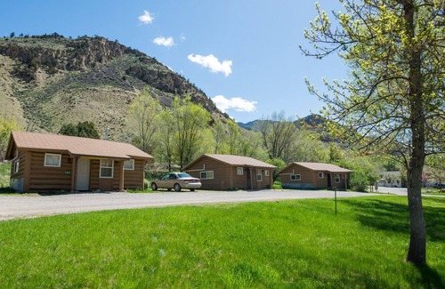 Gardiner Cabina | Perfect Spot! Complimentary Parking, At Yellowstone's North Entrance