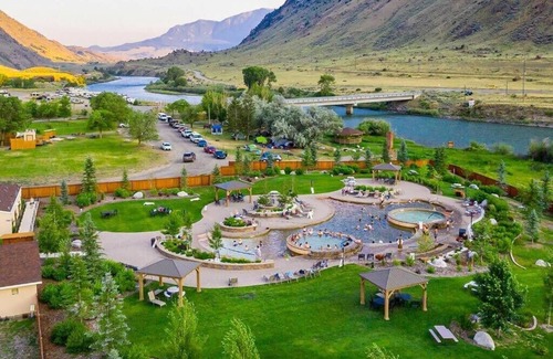 Gardiner Cabina | Perfect Spot! Complimentary Parking, At Yellowstone's North Entrance