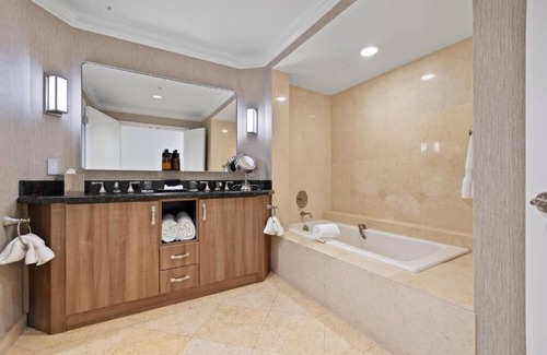 Central Beach Hotel | Perfect Stay! 4 Relaxing Units Close to the Beaches! Outdoor Pool!