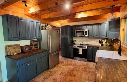 West Arlington Casa | Perfect Vermont Log Cabin - Footsteps from the famous Battenkill River!