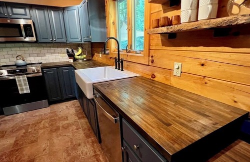 West Arlington Casa | Perfect Vermont Log Cabin - Footsteps from the famous Battenkill River!