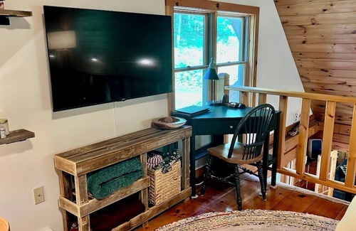 West Arlington Casa | Perfect Vermont Log Cabin - Footsteps from the famous Battenkill River!