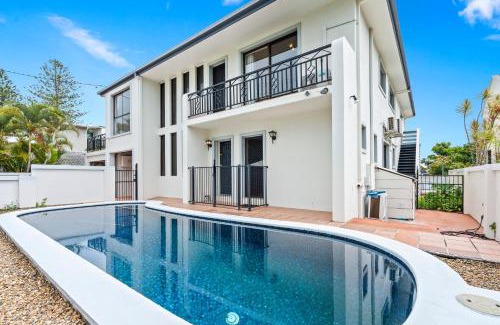 Surfers Paradise Casa | Perfect Waterfront Escape in Surfers Paradise