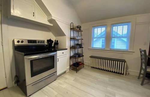 West Allis Apartamento | Perfectly Convenient MKE Location 2 BR Upper!