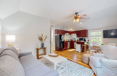 Vineyard Haven Casa | Perfectly located duplex with comfy layout & beach gear - steps from Main Street