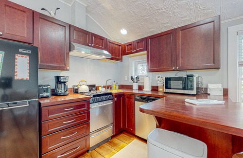 Vineyard Haven Casa | Perfectly located duplex with comfy layout & beach gear - steps from Main Street