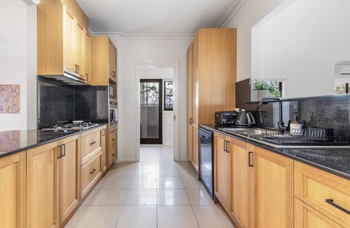 Kensington Casa | Perfectly Located 4-Bed House in Kensington