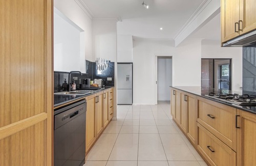 Kensington Casa | Perfectly Located 4-Bed House in Kensington