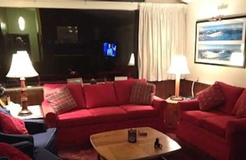 North Conway Chalet De Esquí | Perfectly located 4 Bedroom 2 bathroom Chalet. 5 Mins to Cranmore with Mt views.