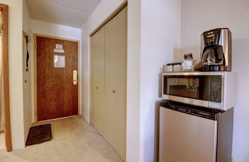 Copper Mountain Village Condominio | Perfectly Located Hotel Room - Ski-In Ski-Out - Steps to the American Eagle/American Flyer chairlifts - MP522H by RedAwning