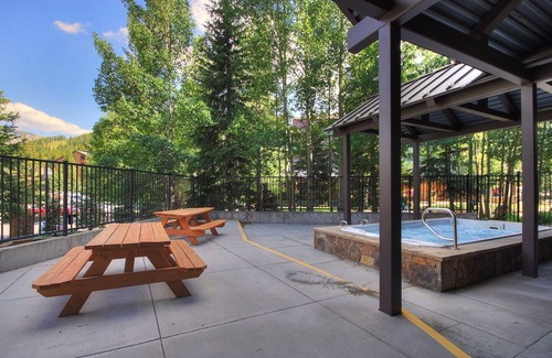 Copper Mountain Village Condominio | Perfectly Located Hotel Room - Ski-In Ski-Out - Steps to the American Eagle/American Flyer chairlifts - MP522H by RedAwning
