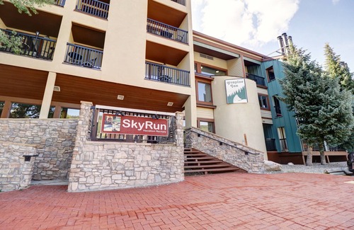 Copper Mountain Village Condominio | Perfectly Located Hotel Room - Ski-In Ski-Out - Steps to the American Eagle/American Flyer chairlifts - MP522H by RedAwning