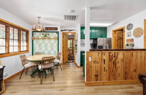 Oakhurst Cabina | Perfectly located Yosemite boho cabin with HOT TUB