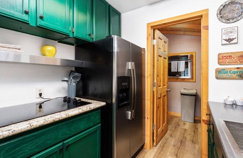 Oakhurst Cabina | Perfectly located Yosemite boho cabin with HOT TUB