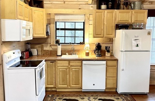 Tellico Plains Cabina | Perfectly private! Hot tub, king sized bed, grill, washer/dryer, and motorcycle friendly! Studio Cabin by RedAwning
