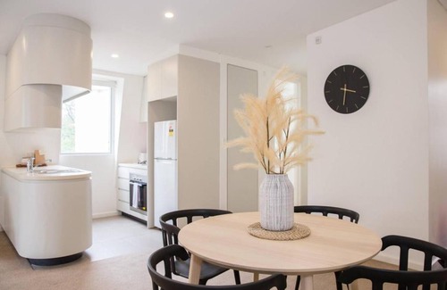 Pyrmont Apartamento | 'Perfectly Pyrmont' Sun-drenched Nordic Simplicity