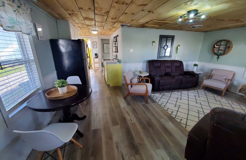 Brooklyn Casa | Pergola Place - Lake Access, 2 Bedroom, Sleeps 5, Pet Friendly