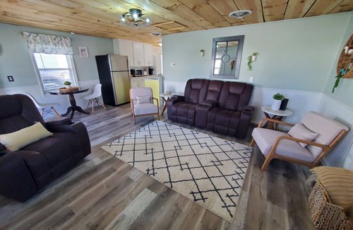 Brooklyn Casa | Pergola Place - Lake Access, 2 Bedroom, Sleeps 5, Pet Friendly
