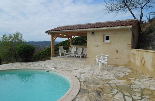 Bezenac Casa | Villa perigordina con vista panorámica y piscina climatizada.