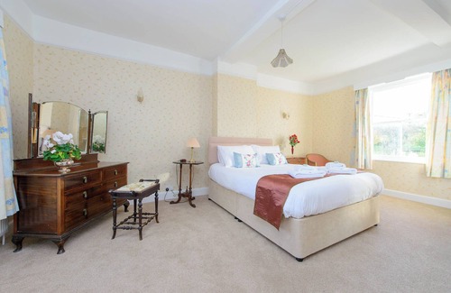 Milborne Saint Andrew Otro | Period Farmhouse With Large Garden In Village Location