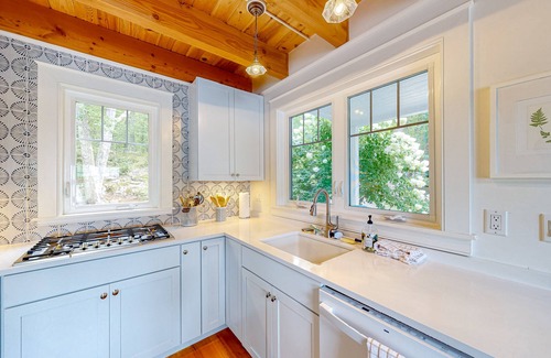 Westport Cabaña | Periwinkle Cottage | Sunny cottage in Westport Island overlooking the river