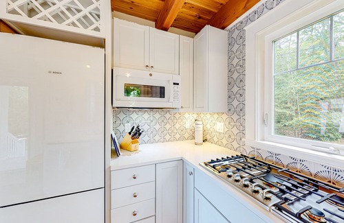 Westport Cabaña | Periwinkle Cottage | Sunny cottage in Westport Island overlooking the river