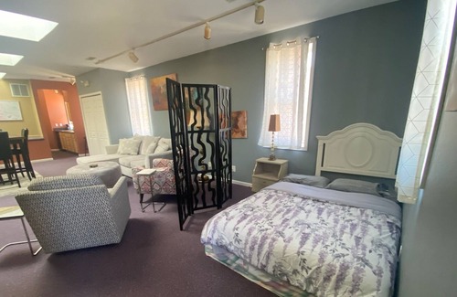 Perrysburg Apartamento | Perrysburg Purple Penthouse- Downtown Area Loft