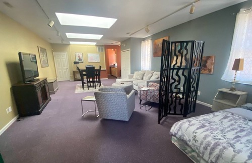 Perrysburg Apartamento | Perrysburg Purple Penthouse- Downtown Area Loft