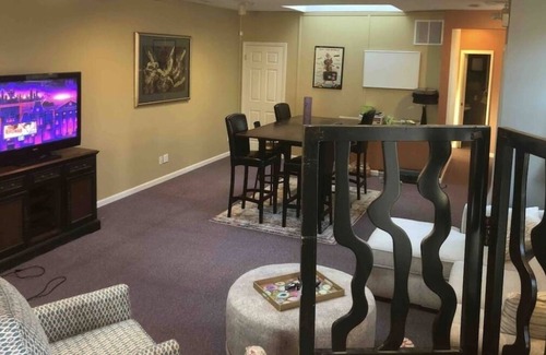 Perrysburg Apartamento | Perrysburg Purple Penthouse- Downtown Area Loft