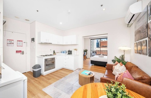 Northbridge Apartamento | Perth City Retreat: Victoria Ave 1BR Apt