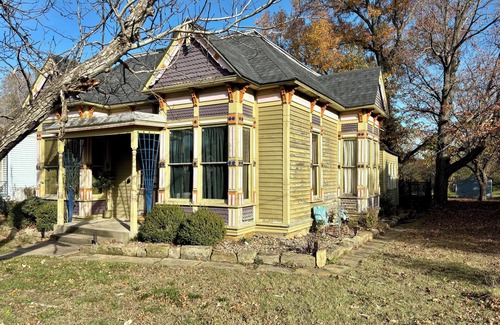 Yates Center Cabaña | Pet & Family Friendly Cottage w/ Nature Views in Yates Center - Fire Pit & Grill