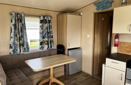 Heacham Chalet De Esquí | pet Free 2 Bedroom Caravan With Decking at Heacham