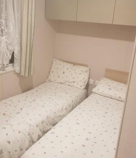 Clacton-on-Sea Otro | PET FREE family mobile Home sleeps 8 with large secured decking Sea wick holiday park