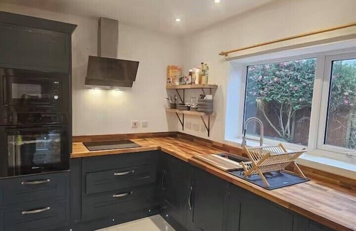 Chester Casa | Pet Friendly - 2 Bedrooms - 4 Guests - Parking