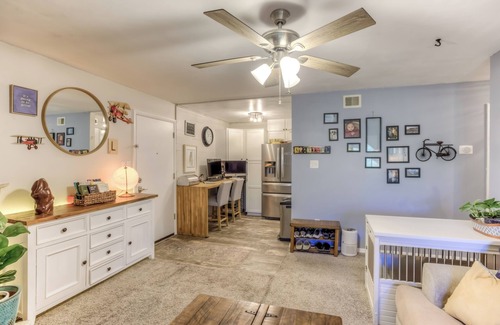 Casas Adobes Condominio | Pet-friendly 1-bedroom condo in NW Tucson with Fireplace & Covered Patio