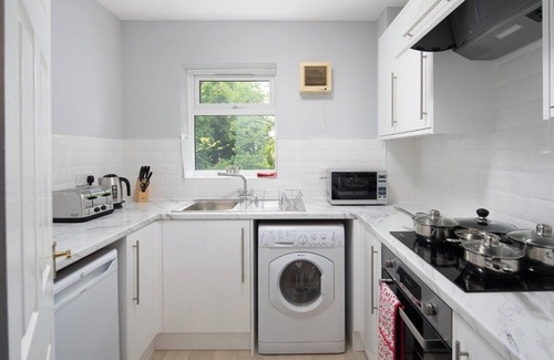 Southgate Apartamento | Pet Friendly 1-Bedroom Corporate Apartment in Peaceful Crawley with Free Parking