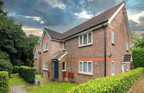 Southgate Apartamento | Pet Friendly 1-Bedroom Corporate Apartment in Peaceful Crawley with Free Parking