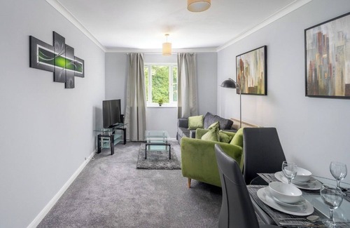 Southgate Apartamento | Pet Friendly 1-Bedroom Corporate Apartment in Peaceful Crawley with Free Parking