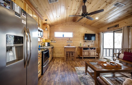 Broken Bow Cabina | Pet friendly 1 BR Cabin, Hot Tub, Fire Pit, Sleeps 4