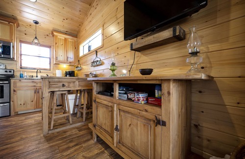 Broken Bow Cabina | Pet friendly 1 BR Cabin, Hot Tub, Fire Pit, Sleeps 4